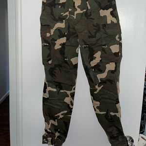 Comfortable camo pants perfect with low rise jays or chucks